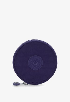Rund, lilla lynlåswallet lavet af holdbart stof med tekstureret overflade og et fremtrædende cirkulært logo med en stjerne.