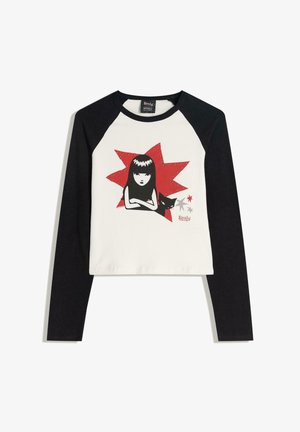 Langærmet skjorte i hvid og sort med et grafisk design, der viser en pige og en kat, sat mod en rød stjernebaggrund.