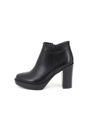 Stivaletto in pelle nera con tacco alto spesso e suola platform, dotato di zip laterale e finitura liscia.