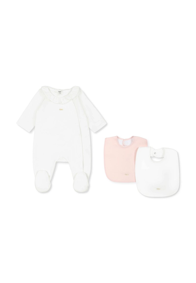 Un body blanc pour bébé avec un col volanté, accompagné d'un bavoir rose et d'un bavoir blanc. Tissu doux et lisse avec des accents de logo dorés.