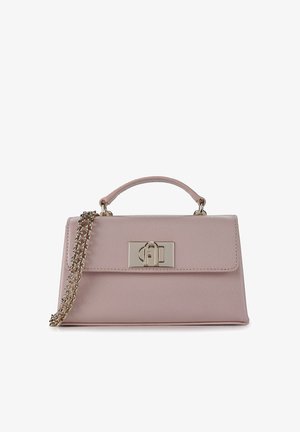 Lichtroze leren handtas met bovenhandvat, zilveren kettingriem en rechthoekige zilveren sluiting op de voorklep.