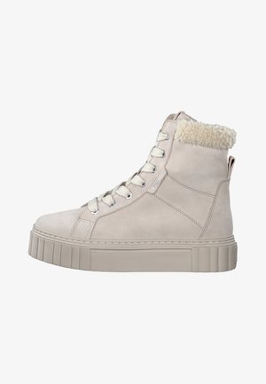 Helle graue High-Top-Sneaker aus Wildleder, mit einer strukturierten Plattformsohle, einem mit Fell gefütterten Kragen und metallischen Ösen mit Schnürsenkeln.