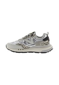 Scarpa atletica argento e grigio con una tomaia in pelle e sintetico testurizzato, accentata da una stampa leopardata e una suola nera spessa.