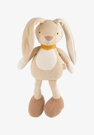 Dolce peluche a forma di coniglio con pelo beige, orecchie lunghe e flosce, pancia bianca e collare giallo. I dettagli del viso e le zampe sono cuciti di colore marrone.