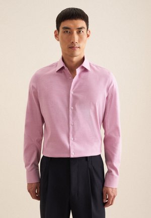 Helles rosa Langarmhemd mit Button-Down-Kragen, aus glattem Stoff gefertigt, mit weißen Knöpfen und taillierter Passform.