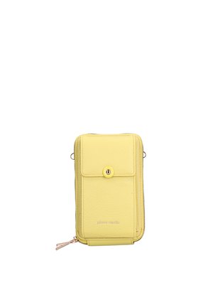 Gelbe Leder-Handytasche mit Reißverschluss, vorderer Klappe, Druckknopf und eingeprägtem Logo. Sie verfügt über eine strukturierte Oberfläche und ein schlankes Design.