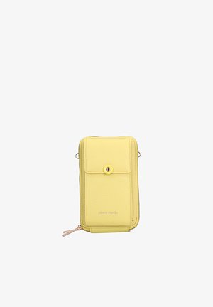 Custodia per telefono in pelle gialla con chiusura a zip, pattina frontale, bottone a scatto e logo impresso. Presenta una superficie testurizzata e un design slim.