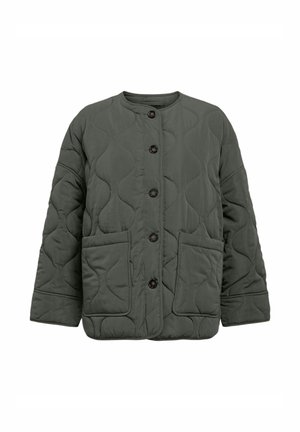 Veste matelassée de couleur vert foncé avec un col rond, cinq boutons foncés et deux poches avant ; possède une texture matelassée et une coupe décontractée.
