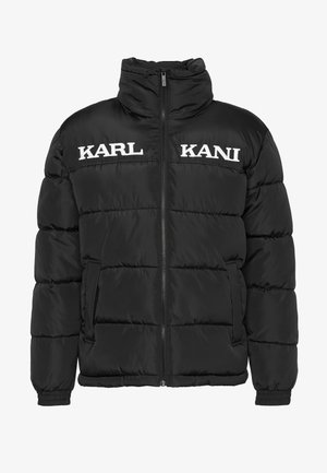 Sort pufferjakke med høj krave, lynlås foran og to sidelommer. Har hvid tekst "KARL" og "KANI" på brystet. Glat tekstur.