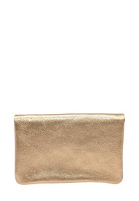 Pochette dorée métallique avec une texture lisse, de forme rectangulaire et sans matériel ni accents visibles. Design simple et épuré.