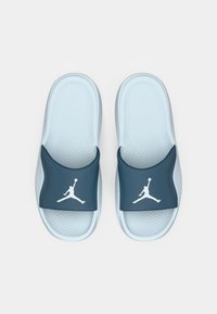 Σαμπό σε ναυτικό μπλε χρώμα με υφή στη σόλα. Διαθέτει λευκό λογότυπο Jordan στη ζώνη. Το υλικό φαίνεται λείο και ευέλικτο.