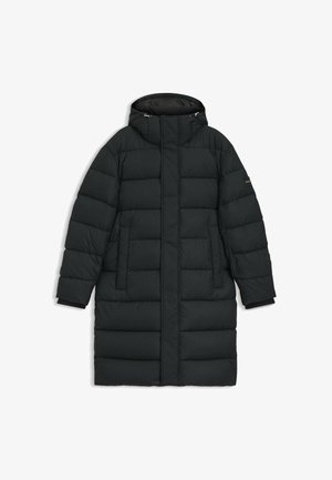 Musta puffertut takki, jossa on huppu, tikattu muotoilu, sivutaskut ja kestävä vetoketjusulku. Suora pinta ja keskipitkä mitoitus.