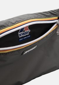 Custodia zip grigia scura con zip bianca, bordo multicolore e logo K-Way all'interno che legge "UNICO FORMATO."