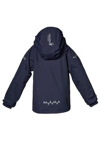 Marinblå vattentät jacka med huva, med grå bergsmönster på ärmarna och ryggen, elastiska ärmslut och en enkel design.