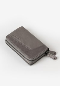Grijze leren portemonnee met een gladde textuur, ritssluiting en twee ritstrekkers. Kenmerkend is het diagonaal gestikte ontwerp aan de voorkant.