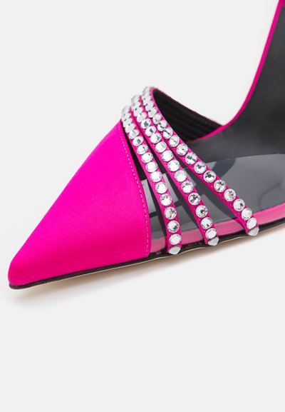 Sapato de salto alto em cetim rosa com bico fino, apresentando painéis de plástico transparente e fileiras de strass ao longo da parte superior.