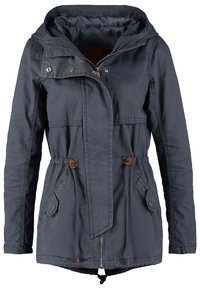 Parka azul marino con capucha, con cremalleras y detalles en marrón, cintura ajustada y dos bolsillos laterales para almacenamiento.