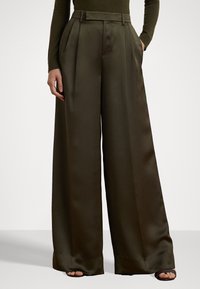 Wide-leg trousers in dark olive satin fabric, featuring a high waist, pleats, and side pockets. Smooth texture with a polished finish.