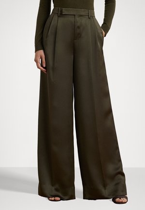 Široké nohavice z tmavooľivového saténu s vysokým pásom, sklady a bočnými vreckami. Hladká textura s lesklým povrchom.