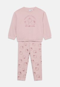 Felpa rosa con stampa "Fragole del Mercato Contadino", abbinata a leggings coordinati con un motivo ripetuto di fragole. Materiale morbido.