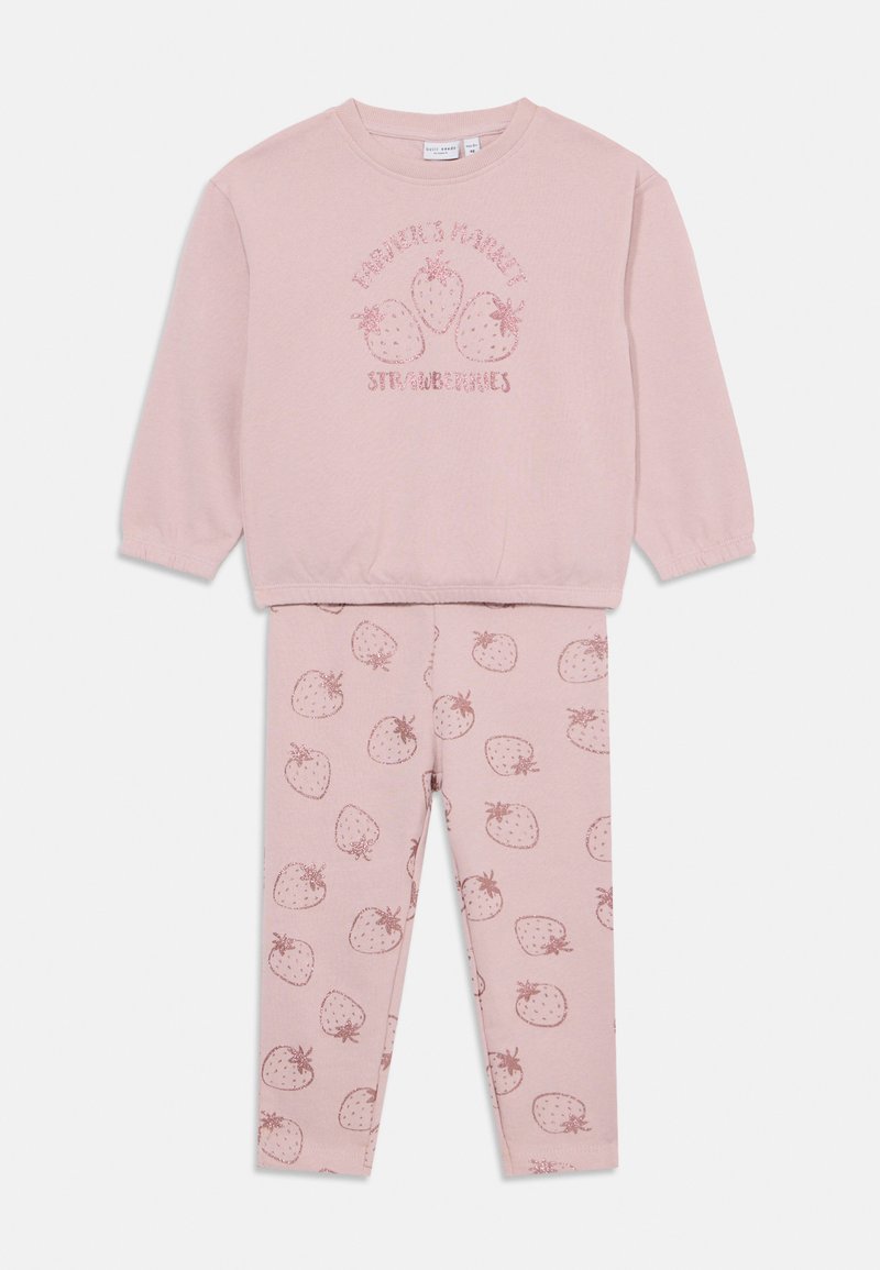 Felpa rosa con stampa "Fragole del Mercato Contadino", abbinata a leggings coordinati con un motivo ripetuto di fragole. Materiale morbido.