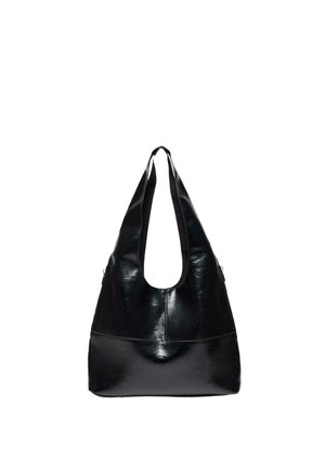 Černá lesklá kožená kabelka přes rameno se širokým, zaobleným uchem a měkkou, volnou strukturou.