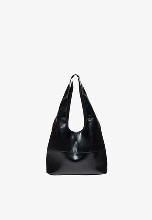 Crna sjajna kožna torba za rame s širokom, zaobljenom ručkom i mekom, opuštenom strukturom.