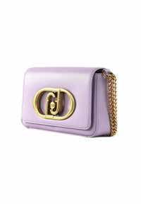 Clutch in pelle lavanda con chiusura a ovalo dorato e tracolla a catena dorata. Texture liscia, design strutturato e dettagli distintivi.
