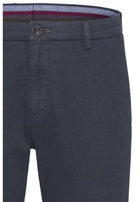 Marinblå byxor i texturerad väv med en framficka, knappstängning och mönstrad linning i midjan.