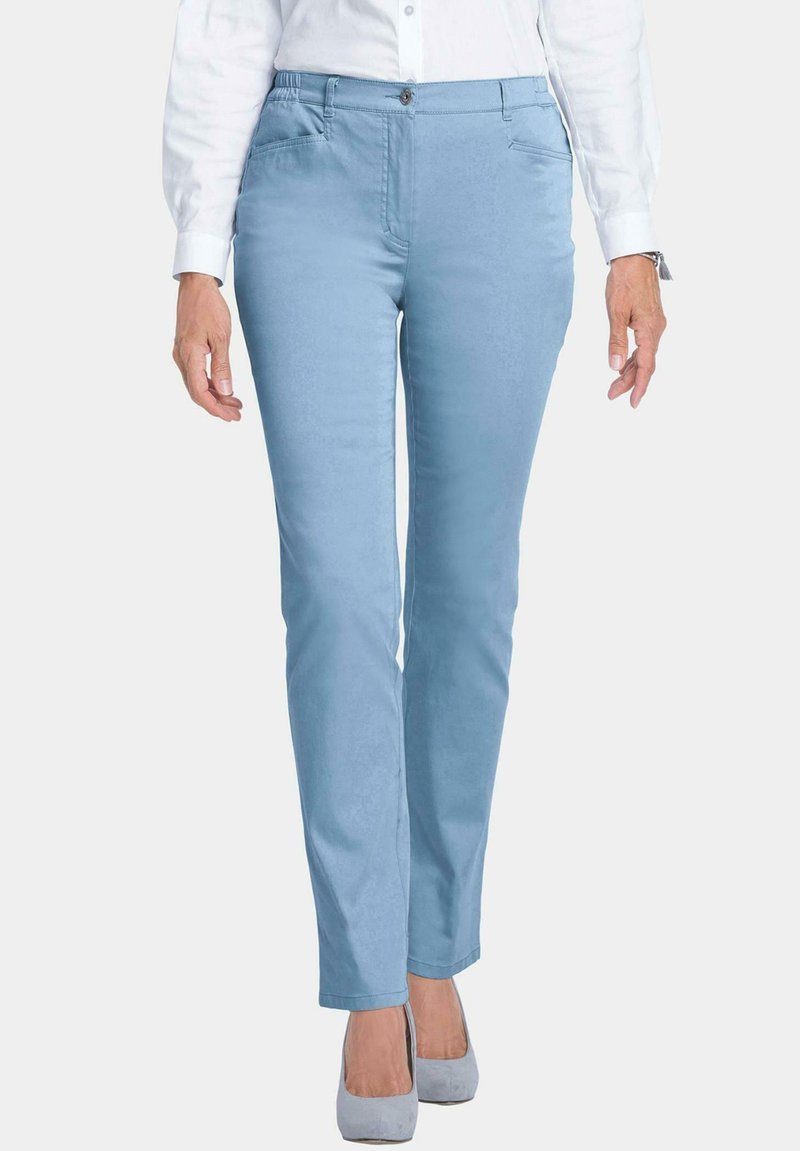 Pantalons bleu clair en tissu doux avec une coupe slim, dotés d'une fermeture à bouton et de deux poches avant. Texture lisse et longueur cheville.