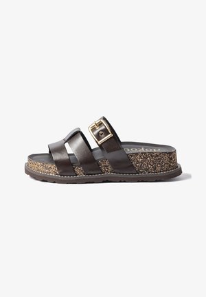 Sandale mule en cuir marron foncé avec deux brides, dont une avec une boucle dorée, et une semelle épaisse à texture liège.