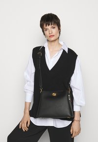 COACH WILLOW SHOULDER BAG - Kézitáska - black