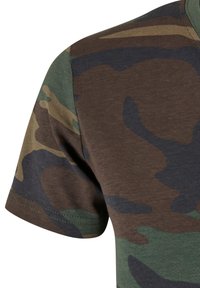 Katonai mintás póló, rövid ujjakkal, kerek nyakkivágással, zöld, barna és fekete minták keverékével, puha anyagon.