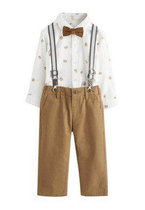 Hvid langærmet skjorte med teddybjørn-prints, brun butterfly, beige bukser med knap og lommer samt stribede seler.