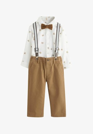 Weißes Langarmhemd mit Teddybär-Drucken, braune Fliege, beige Hose mit Knopf und Taschen sowie gestreifte Hosenträger.