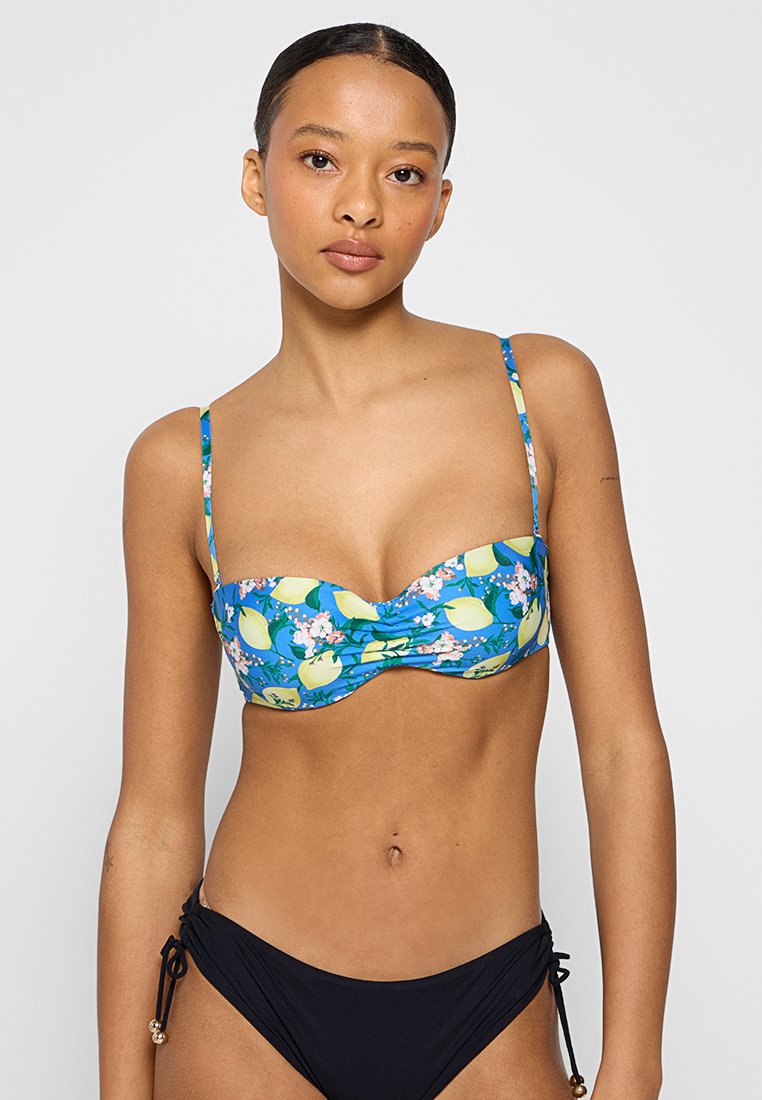 Blumiges Bikini-Oberteil mit blauem Hintergrund, gelben Zitronen und pinken Blumen. Verfügt über verstellbare Träger und eine gedrehte Mitte. Schwarze Bikiniunterteile.
