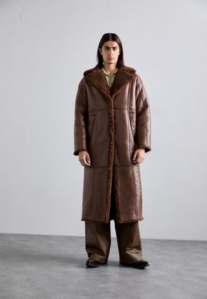 NUUK SHEARLING COAT UNISEX - Abrigo clásico - dark brown