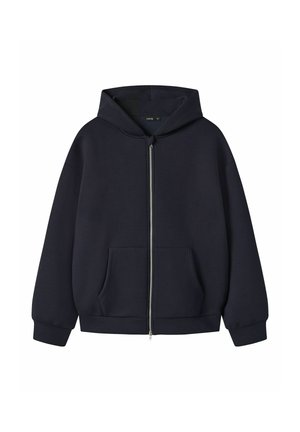 Zwarte zip-hoodie met voorzakken en geribbelde boorden, afgebeeld op een witte achtergrond.