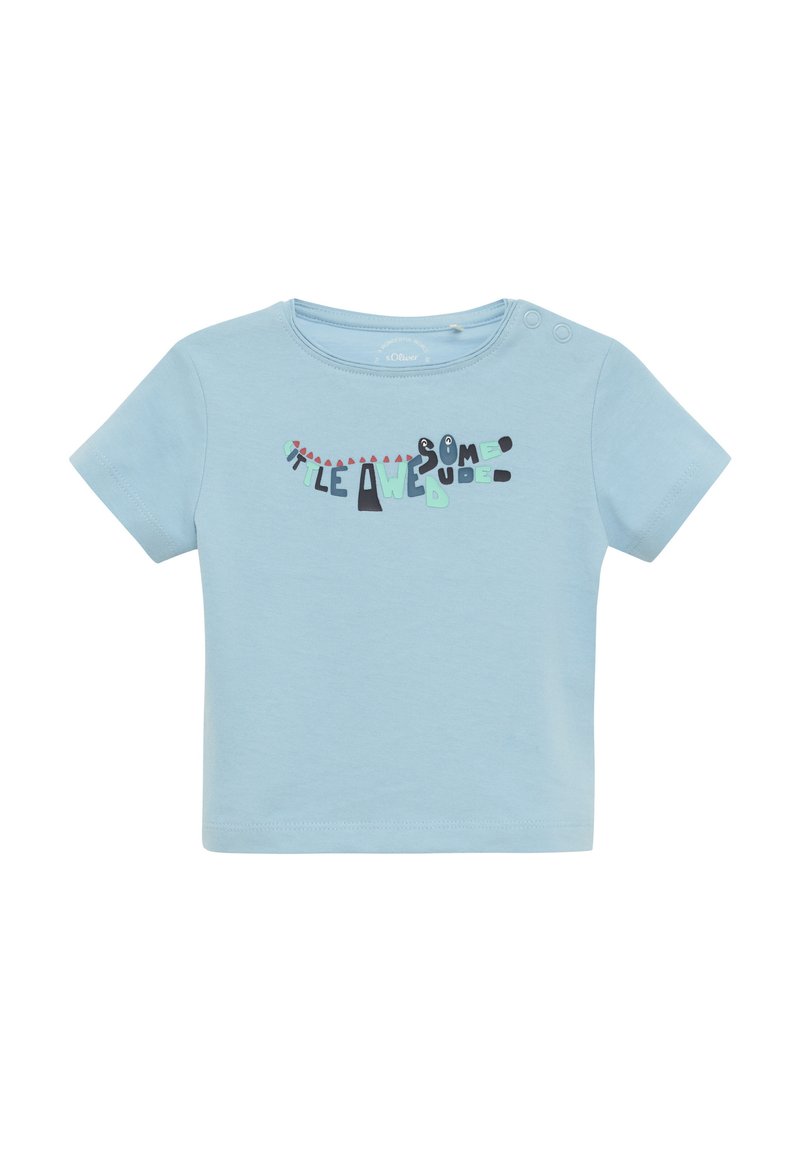 Lichtblauw T-shirt met korte mouwen van zacht katoen, voorzien van speelse bedrukte teksten in verschillende kleuren en knoopaccenten op de schouder.