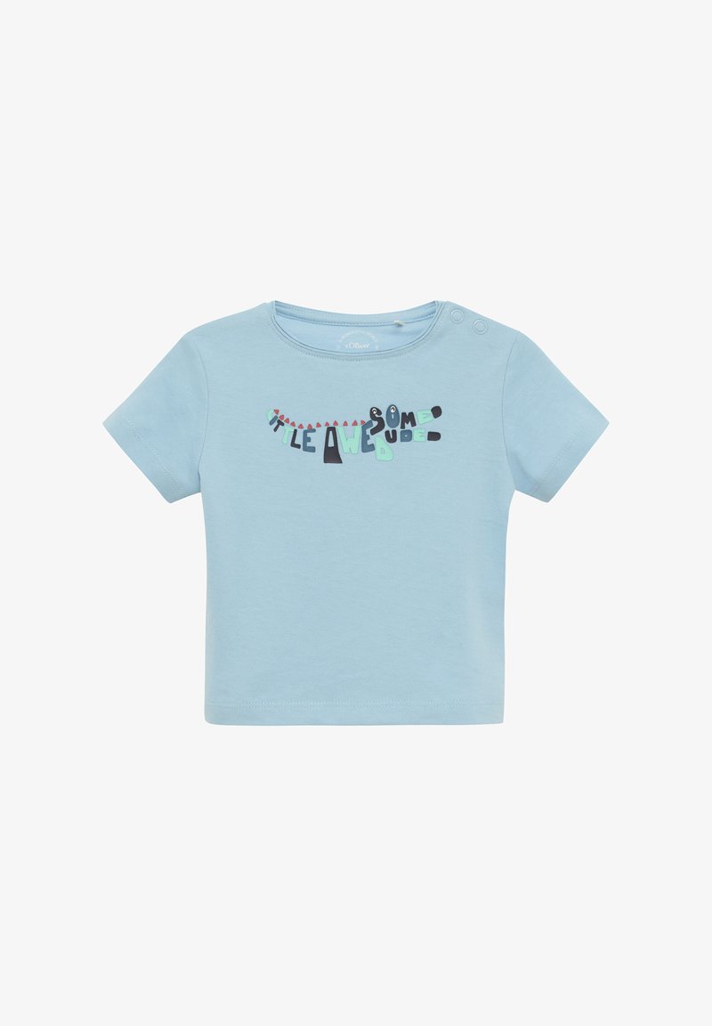 Himmelblaues T-Shirt mit kurzen Ärmeln aus weicher Baumwolle, mit buntem, verspielt gedrucktem Text und Knopfdetails an der Schulter.