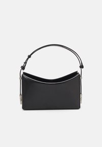 Sac à main en cuir noir au design structuré et angulaire, avec un haut incurvé et une courte bandoulière. Accents en métal argenté sur les côtés.