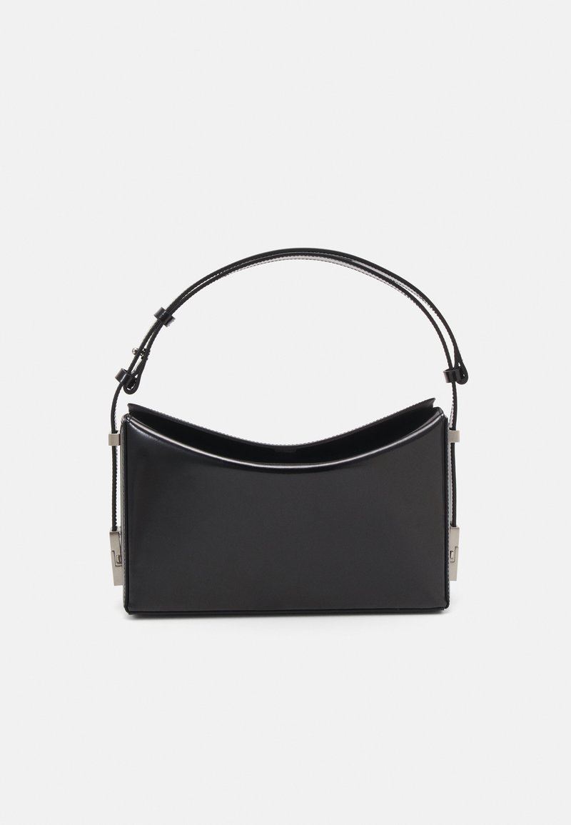 Sac à main en cuir noir au design structuré et angulaire, avec un haut incurvé et une courte bandoulière. Accents en métal argenté sur les côtés.