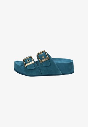 Sandalo con zeppa in camoscio blu con due fibbie regolabili color oro e soletta sagomata.