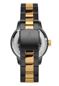 Klokke med svart metallrem som har gullkoblinger, børstet finish og lås. Den runde klokkefjeset viser en sølvfarget bakgrunn med markeringer.