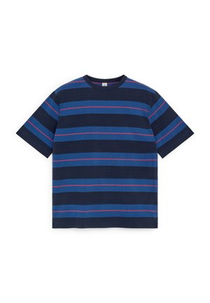 Marineblauw T-shirt met korte mouwen met brede en smalle horizontale strepen in blauw en dunne rode lijnen.