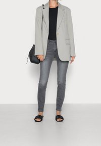 Guess Vaqueros pitillo - grey denim