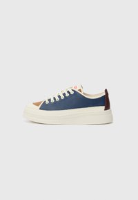 Blå og tan lædersneakers med cremet gummisål. Har rund tå, hvide snørebånd og mørkebrun hælaccent.