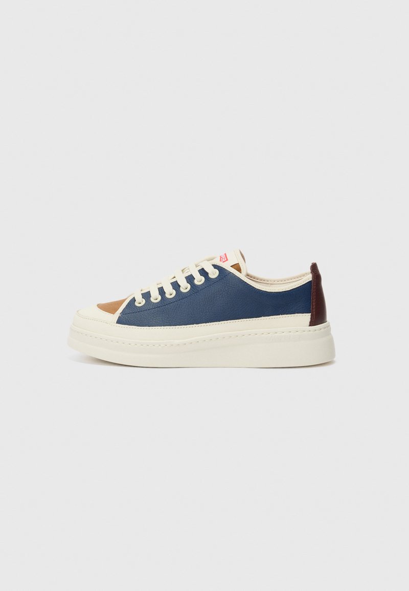Blå og tan lædersneakers med cremet gummisål. Har rund tå, hvide snørebånd og mørkebrun hælaccent.