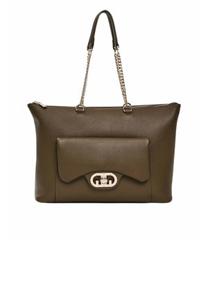 Borsa in pelle marrone con chiusura a zip, tracolle a catena e in pelle, tasca frontale con patta e dettagli in metallo.