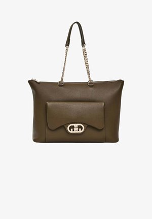 Borsa in pelle marrone con chiusura a zip, tracolle a catena e in pelle, tasca frontale con patta e dettagli in metallo.